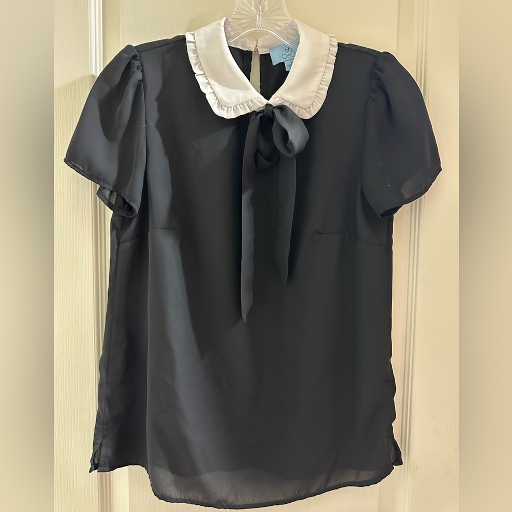 🐦‍🔥Donating Soon!🐦‍🔥 CeCe Black and White Collared Blouse